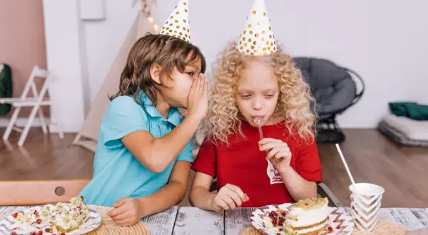 Jak napisać zaproszenie urodzinowe, które zachwyci gości?